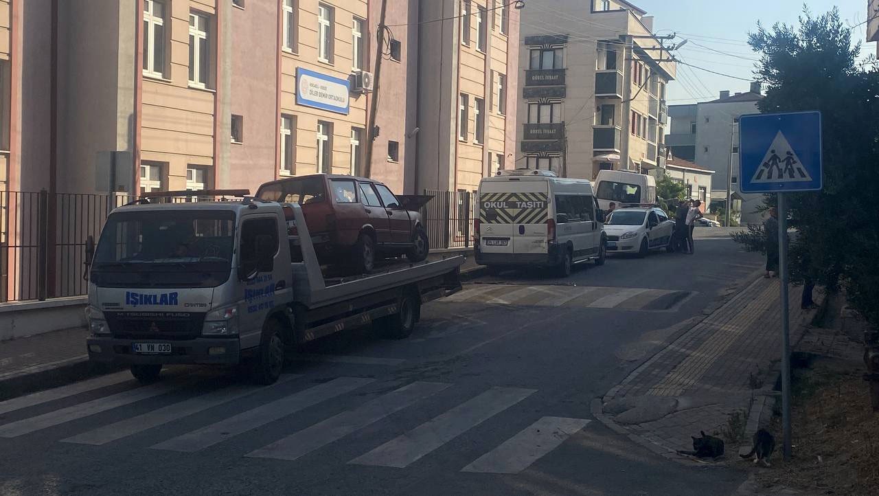 Freni tutmayan otomobil servis aracına çarptı: 6 yaralı