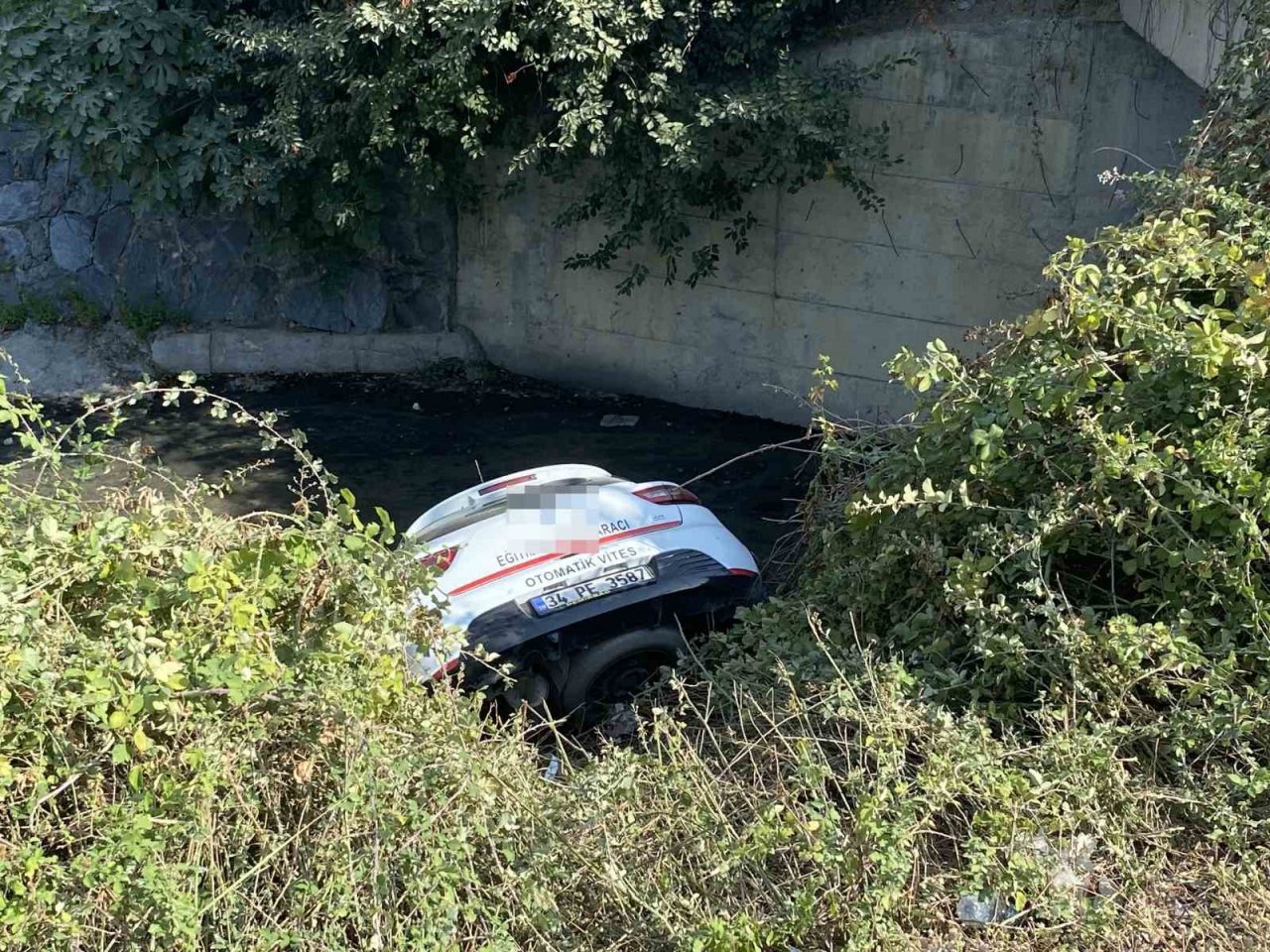 Küçükçekmece’de direksiyon öğrencisi dereye uçtu: 1 yaralı