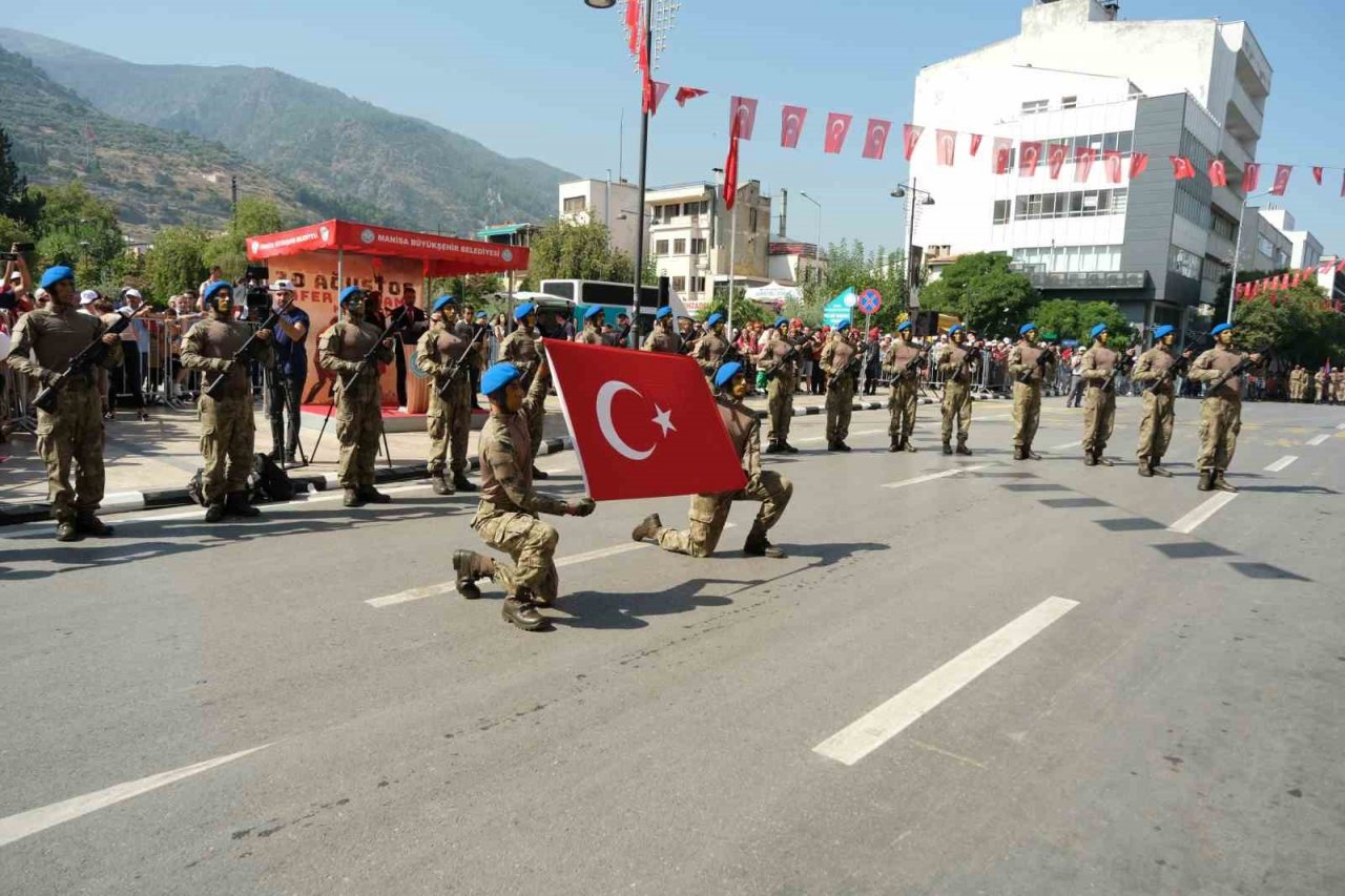Komandoların tüfekli gösterileri izleyenleri mest etti