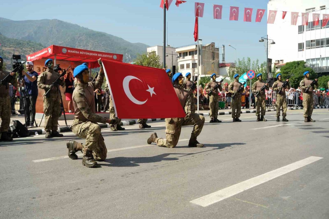 Komandoların tüfekli gösterileri izleyenleri mest etti