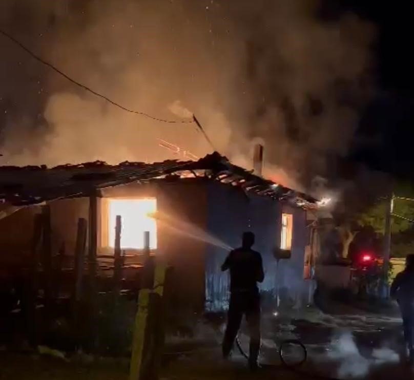 Yanan evden anne ve çocukları son anda kurtarıldı