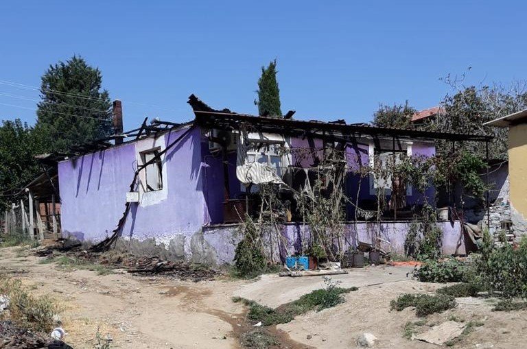 Yanan evden anne ve çocukları son anda kurtarıldı