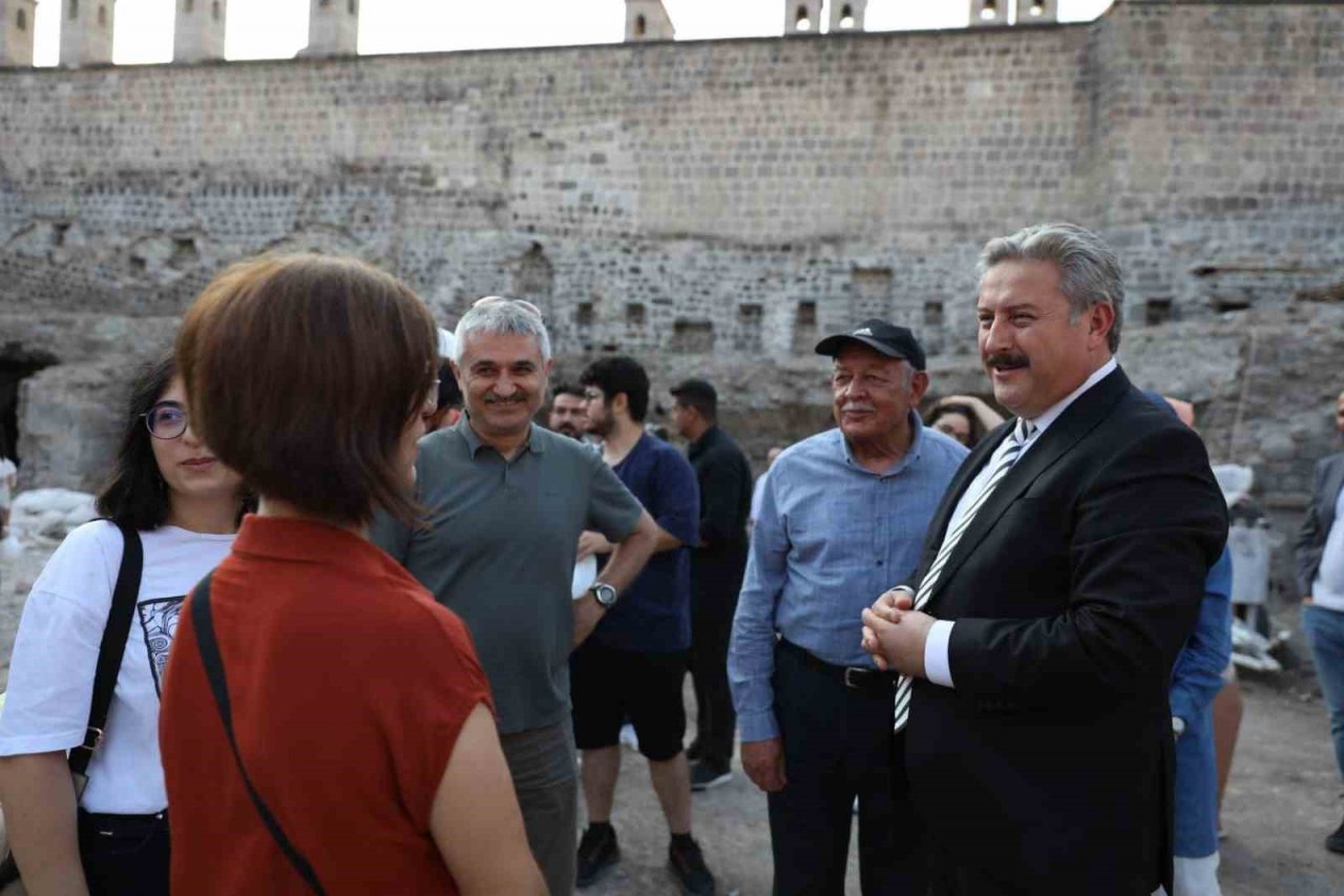 Başkan Palancıoğlu, Mimarlar Odası ile Gön Han’da inceleme yaptı