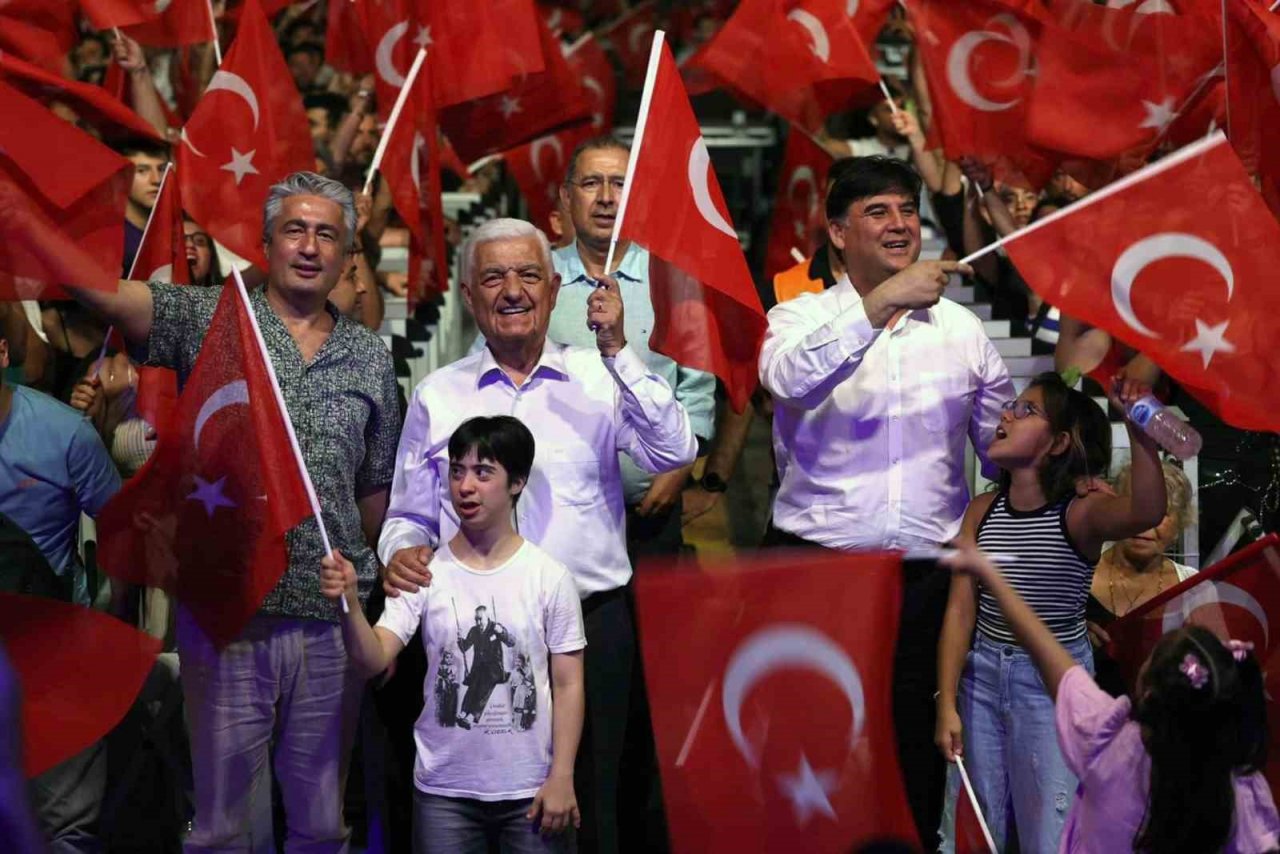 Fethiyeliler Zafer coşkusunu Kıraç ile yaşadı