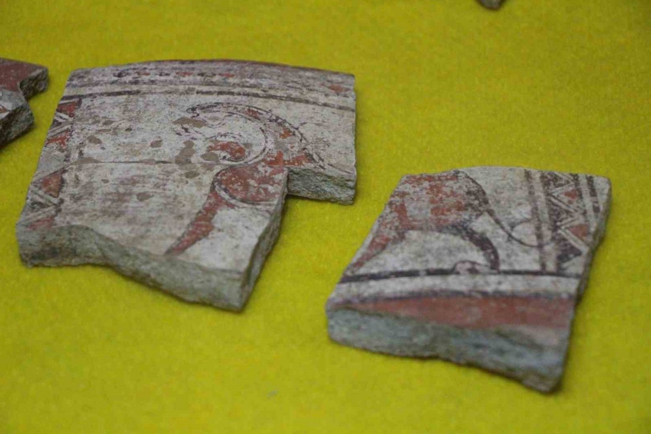 Oluz Höyük’te 2 binden fazla bulundu: Anadolu’nun en büyük boya bezemeli çanak, çömlek koleksiyonu