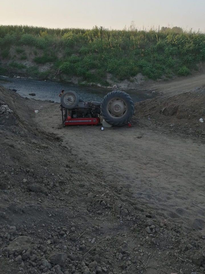 Kontrolden çıkan traktör devrildi: 1 ölü, 1 yaralı