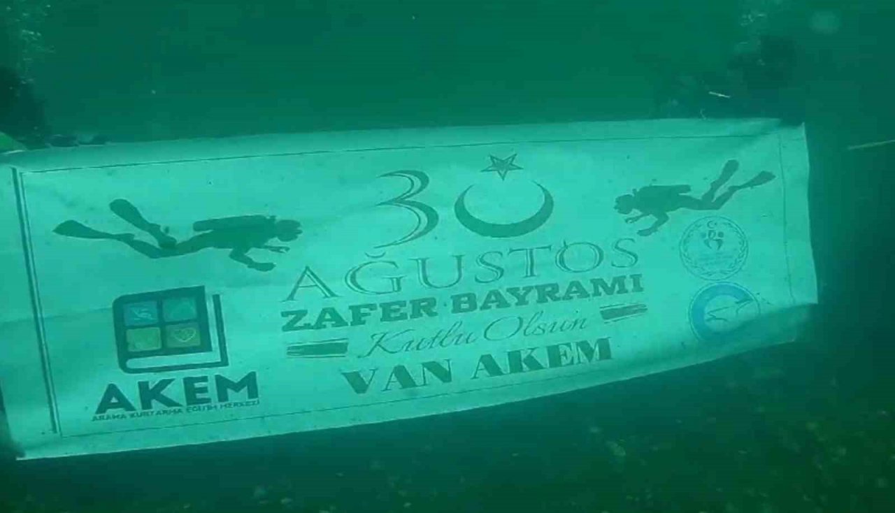 Van Gölü derinliklerinde Zafer Bayramı kutlaması