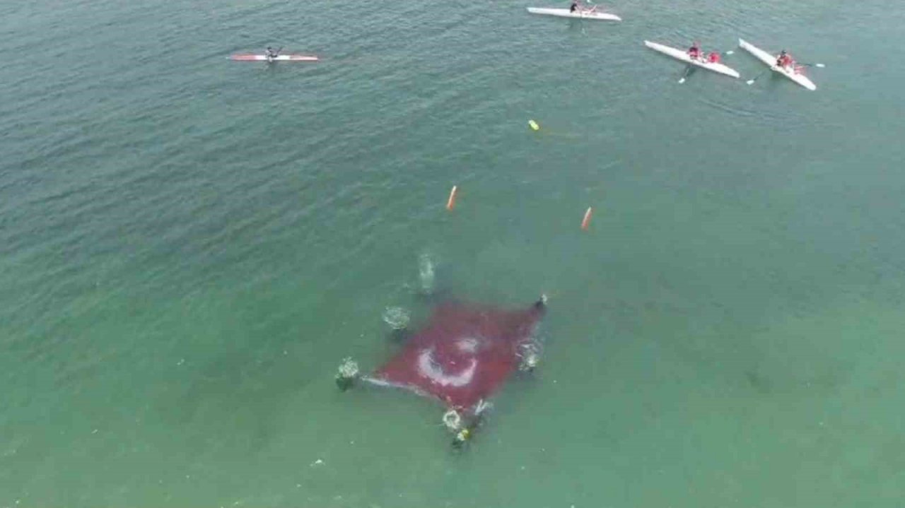 Van Gölü derinliklerinde Zafer Bayramı kutlaması