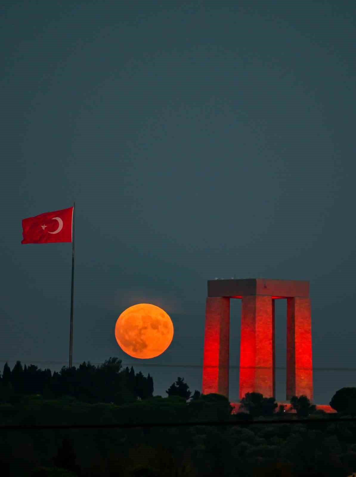 ‘Süper Mavi Ay’ Şehitler Abidesi’yle görsel şölen oluşturdu