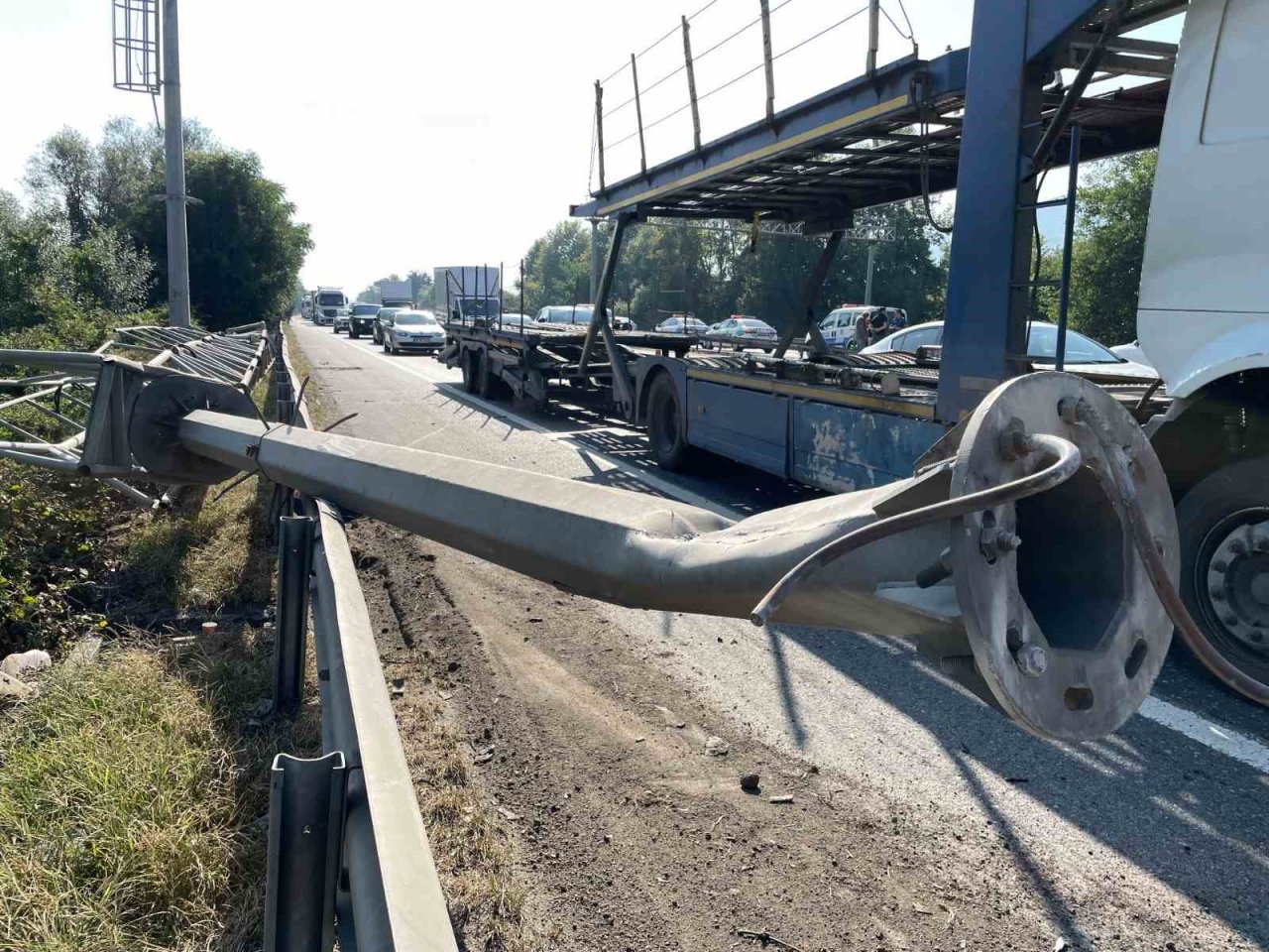 TEM’de lastiği patlayan tır köprü ayağına çarptı, zincirleme kaza beraberinde geldi