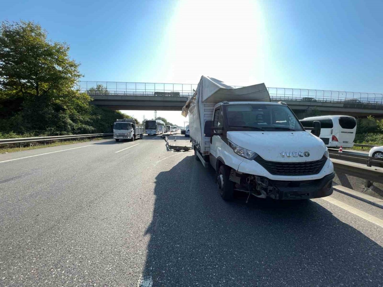 TEM’de lastiği patlayan tır köprü ayağına çarptı, zincirleme kaza beraberinde geldi