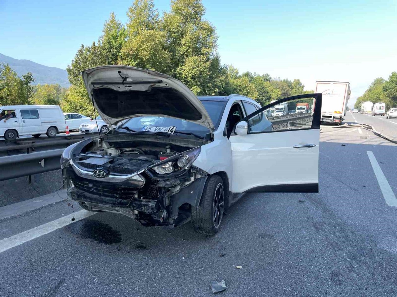 TEM’de lastiği patlayan tır köprü ayağına çarptı, zincirleme kaza beraberinde geldi