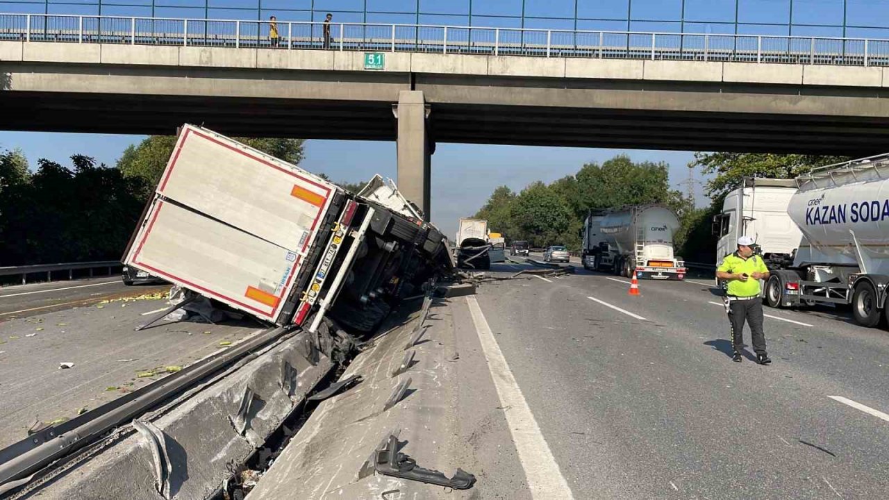 TEM’de lastiği patlayan tır köprü ayağına çarptı, zincirleme kaza beraberinde geldi
