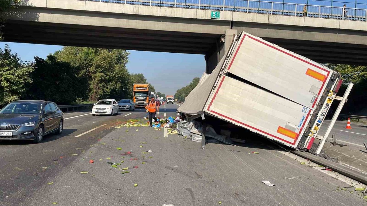 TEM’de lastiği patlayan tır köprü ayağına çarptı, zincirleme kaza beraberinde geldi