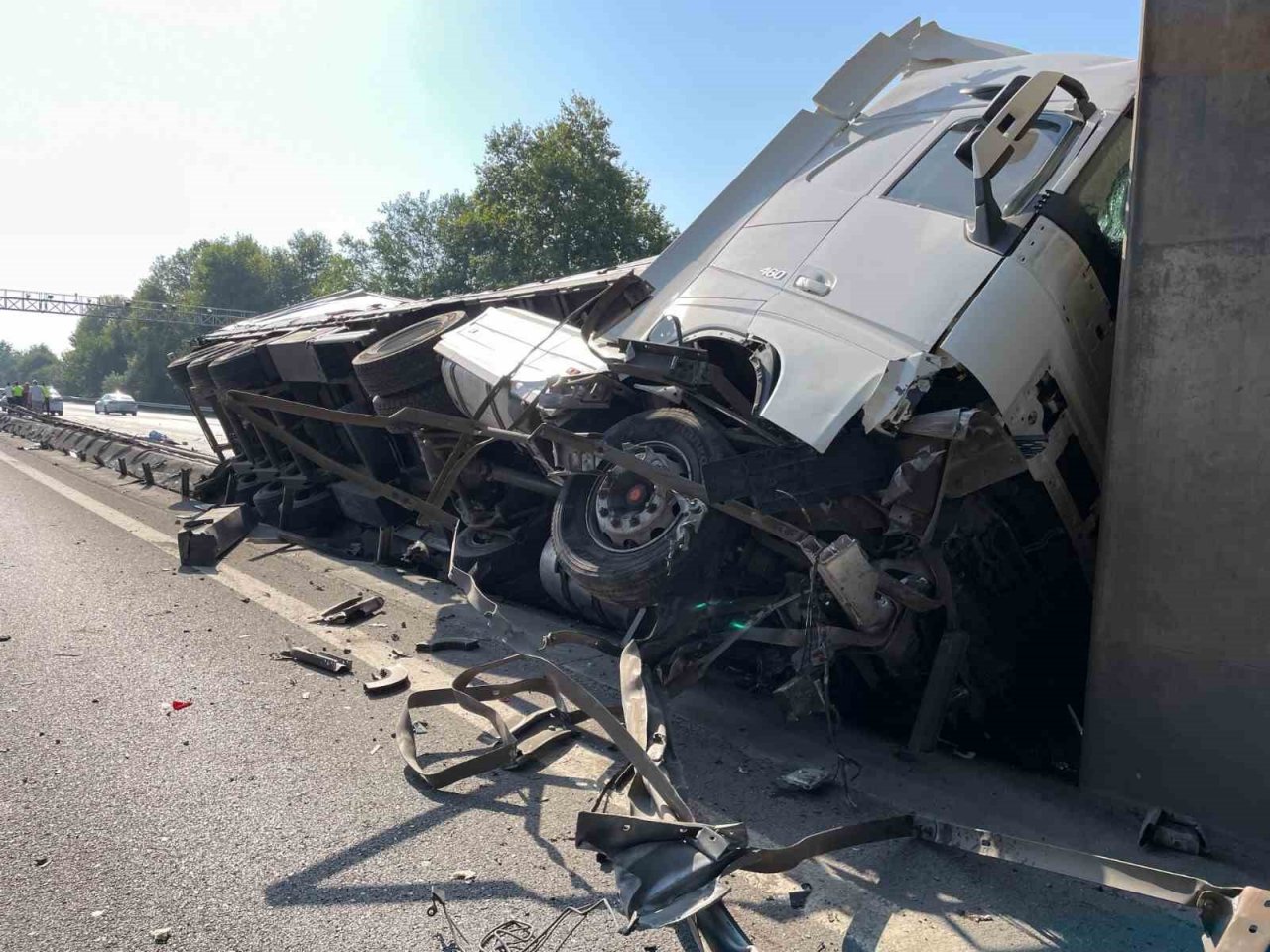 TEM’de lastiği patlayan tır köprü ayağına çarptı, zincirleme kaza beraberinde geldi