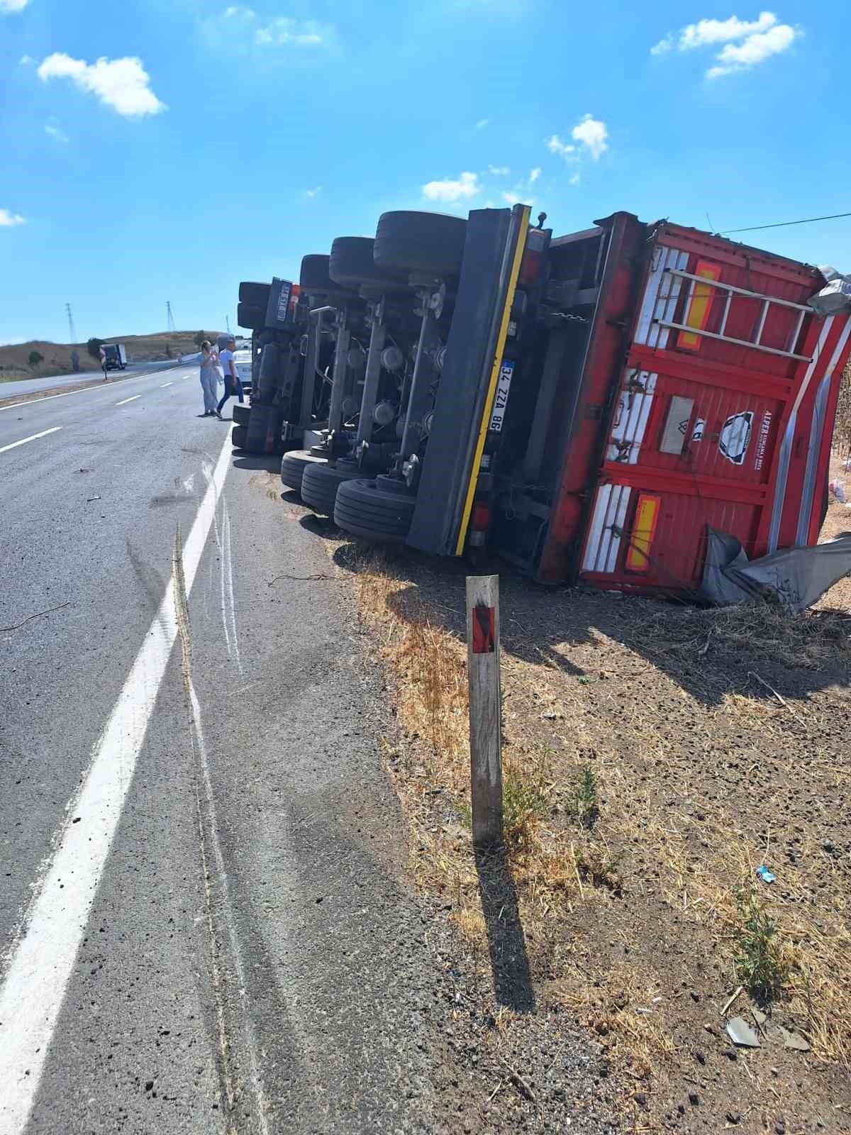 Kontrolden çıkan tır devrildi