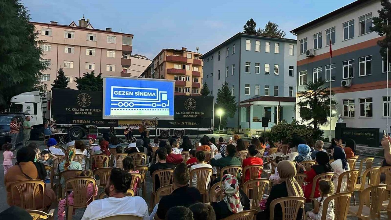 Of’ta gezen sinema tırı ile açık havada sinema keyfi
