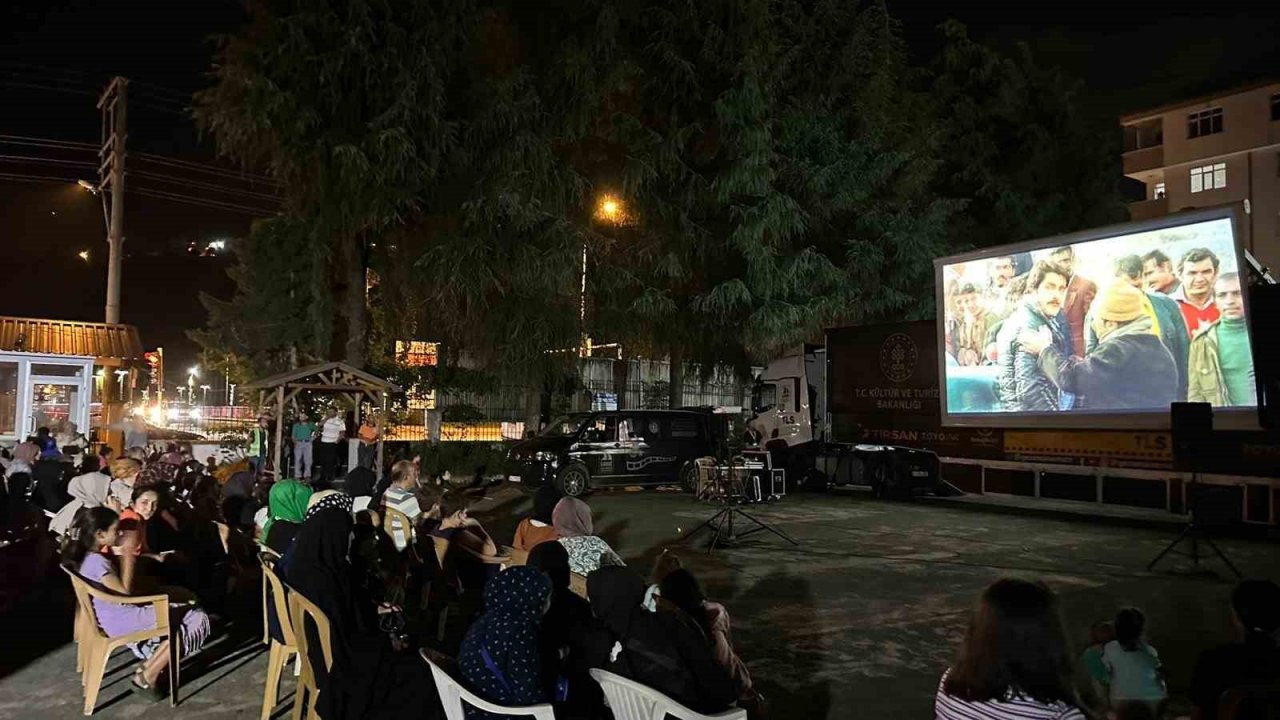 Of’ta gezen sinema tırı ile açık havada sinema keyfi