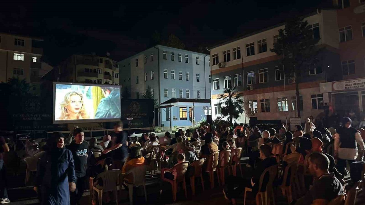 Of’ta gezen sinema tırı ile açık havada sinema keyfi