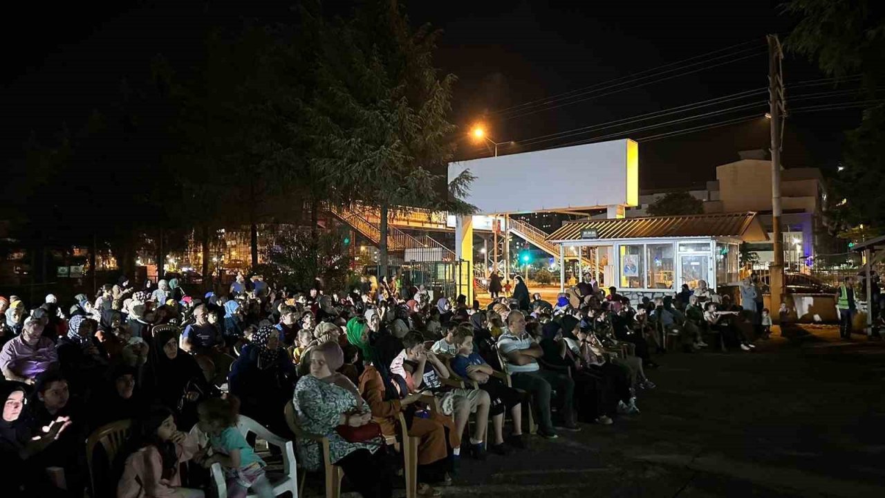 Of’ta gezen sinema tırı ile açık havada sinema keyfi