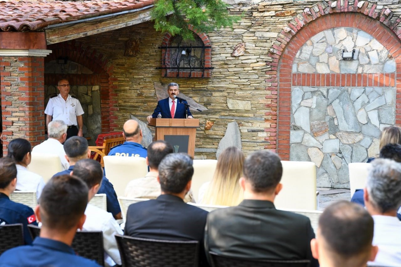 Uşak’ta terfi eden askerlere rütbelerini Vali Ergün taktı