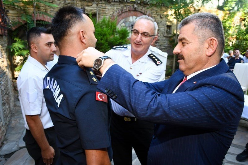 Uşak’ta terfi eden askerlere rütbelerini Vali Ergün taktı