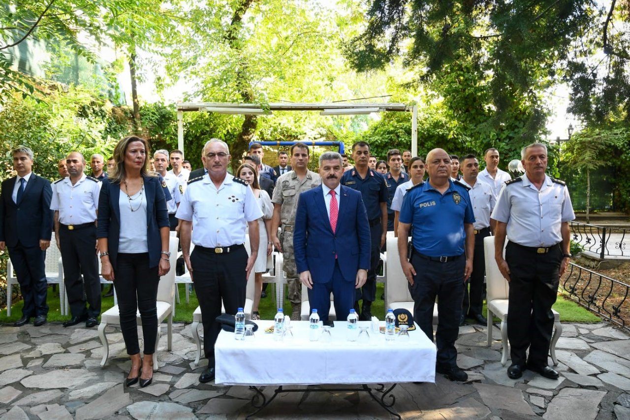 Uşak’ta terfi eden askerlere rütbelerini Vali Ergün taktı