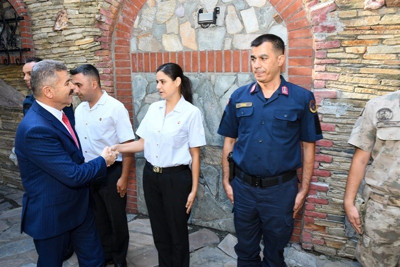 Uşak’ta terfi eden askerlere rütbelerini Vali Ergün taktı