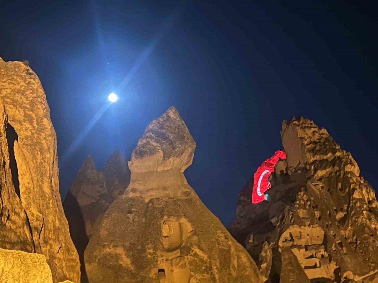 "Mavi Ay" Peribacasına yansıtılan Türk bayrağı ile görüntülendi