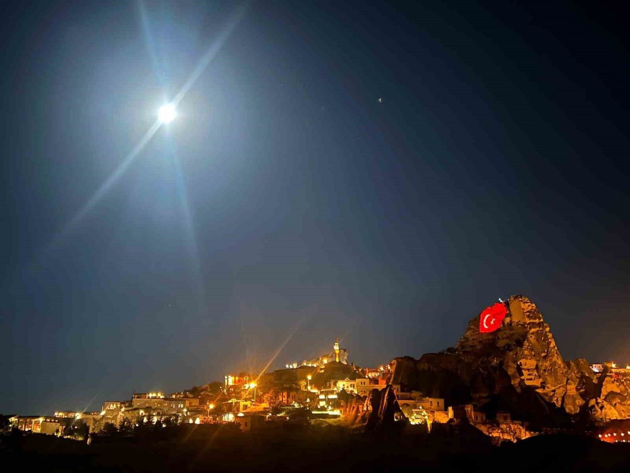 "Mavi Ay" Peribacasına yansıtılan Türk bayrağı ile görüntülendi