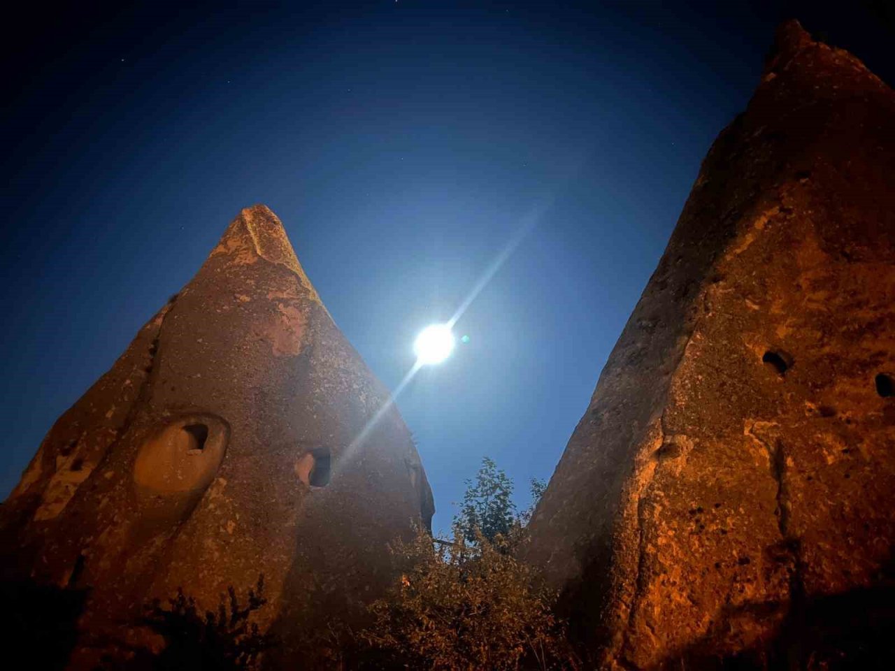 "Mavi Ay" Peribacasına yansıtılan Türk bayrağı ile görüntülendi