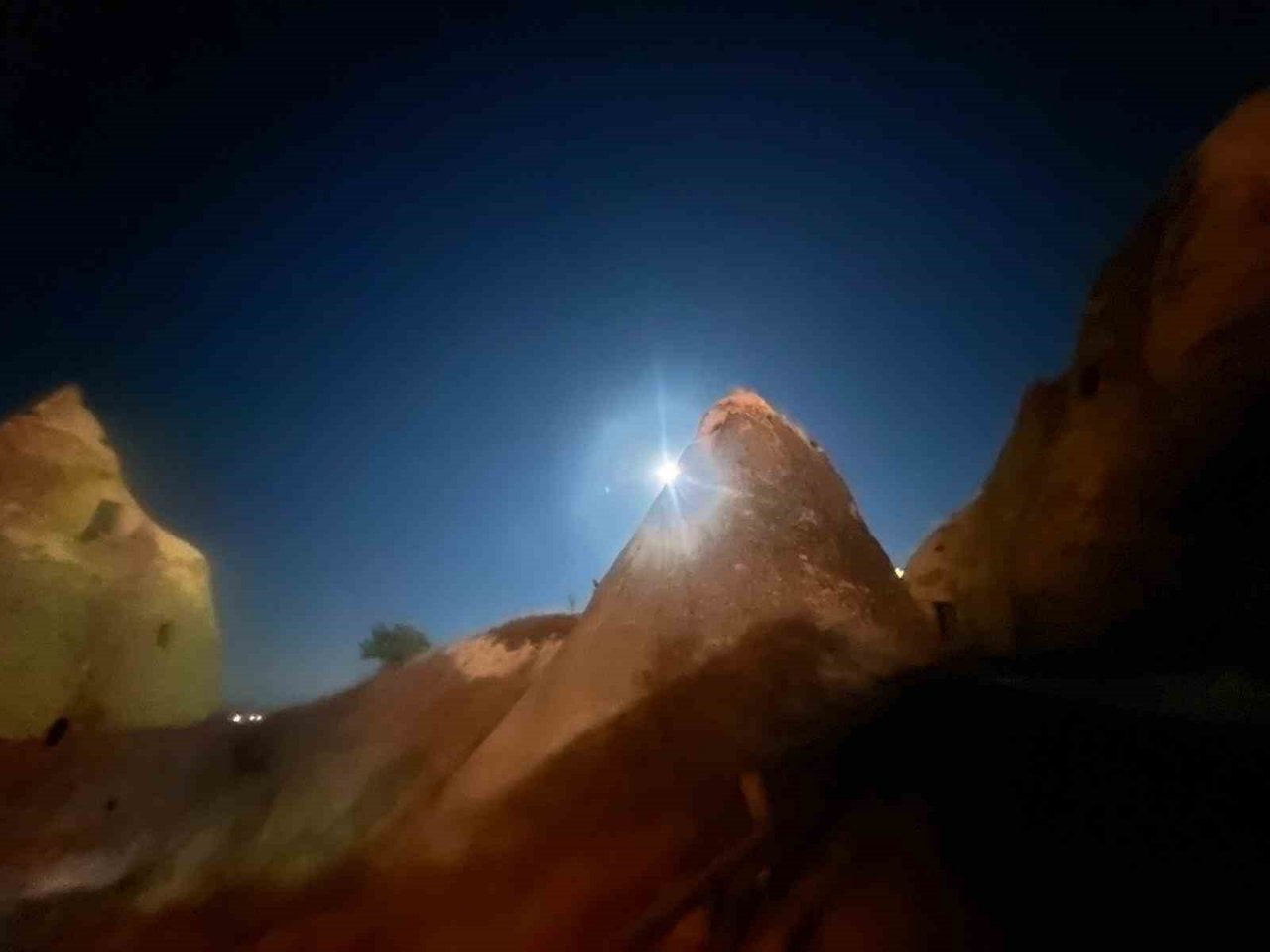 "Mavi Ay" Peribacasına yansıtılan Türk bayrağı ile görüntülendi