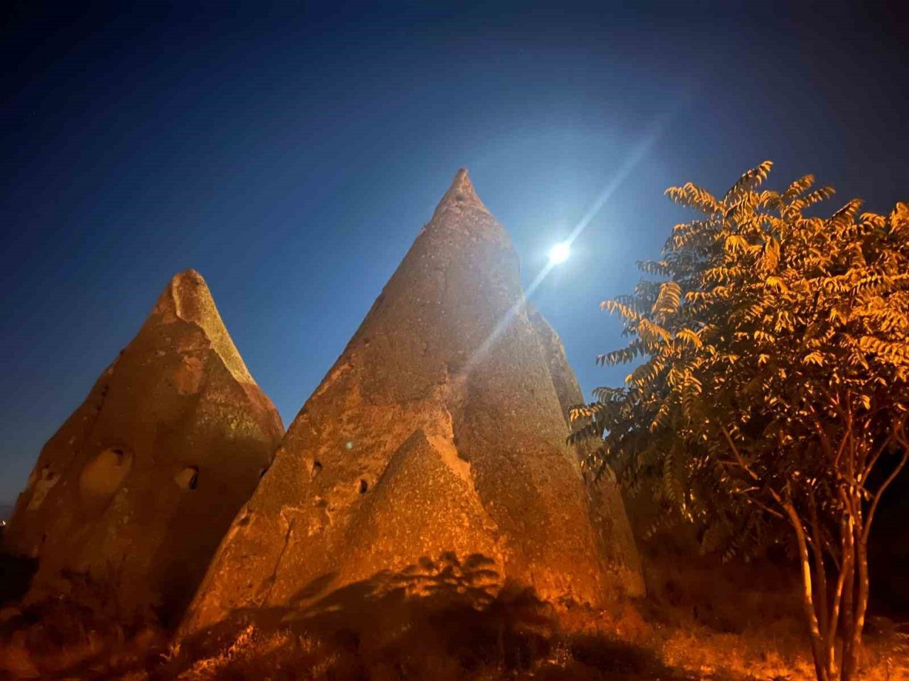 "Mavi Ay" Peribacasına yansıtılan Türk bayrağı ile görüntülendi