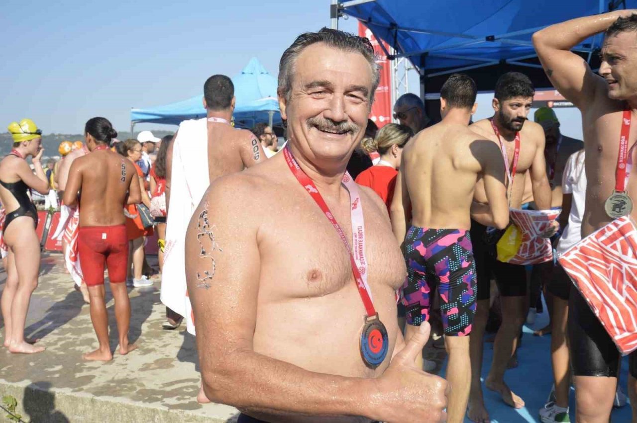 Zafer Bayramı’nda boğazı yüzerek geçtiler