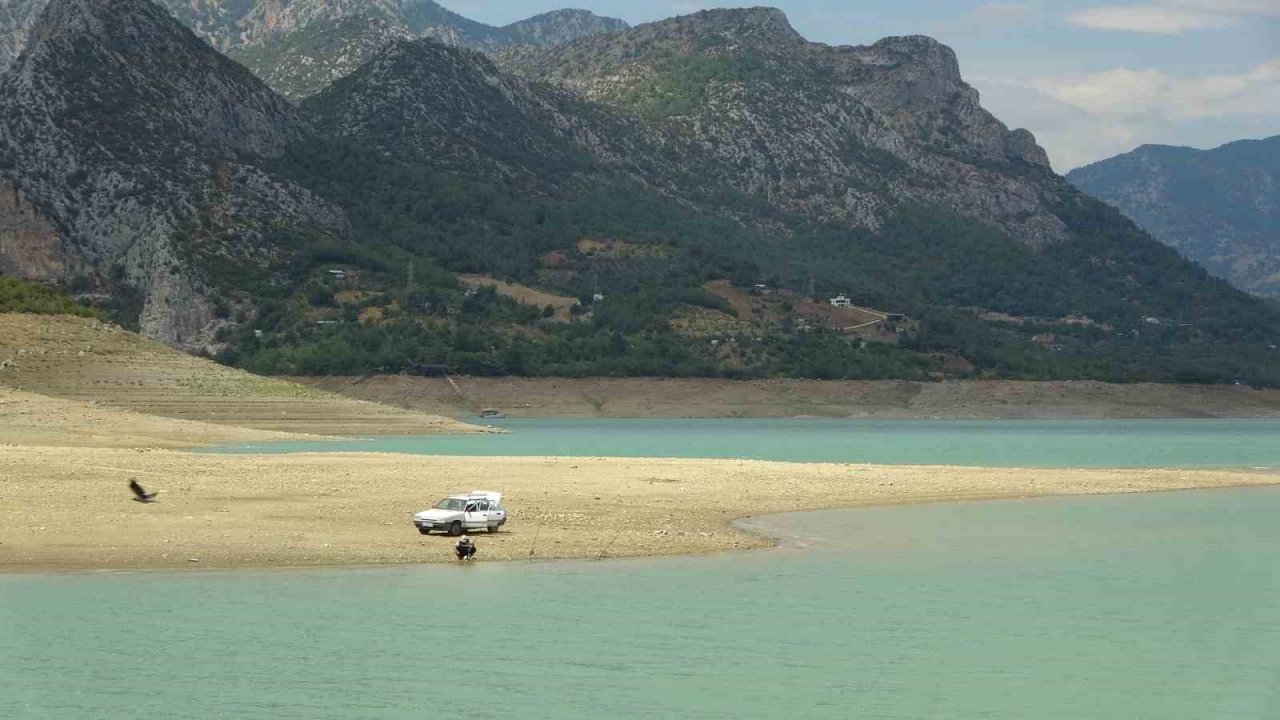 Kuraklığın vurduğu Kozan Barajı havadan görüntülendi