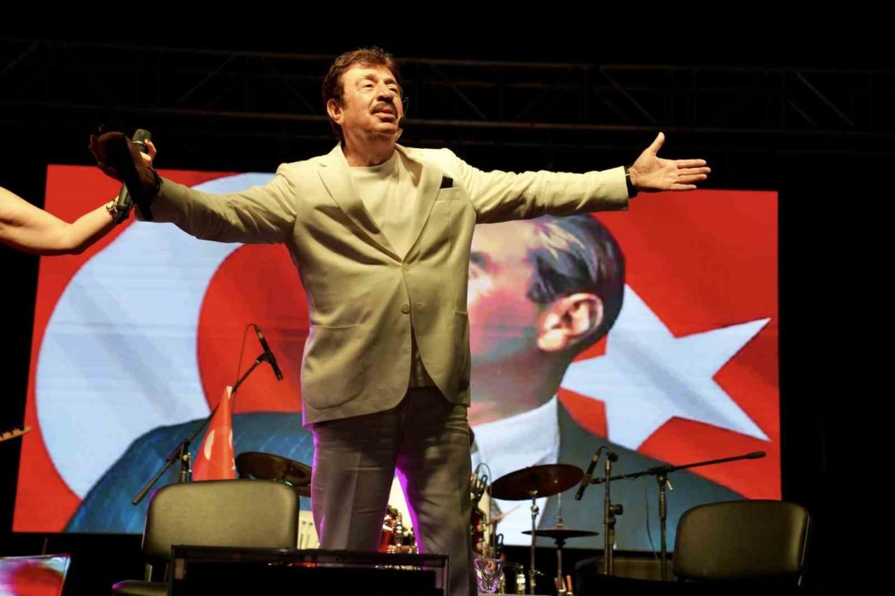 Seferihisar’da Ahmet Selçuk İlkan coşkusu