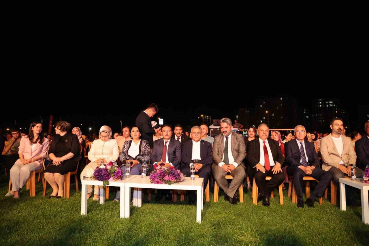 Talas’ta bambaşka Zafer Bayramı coşkusu