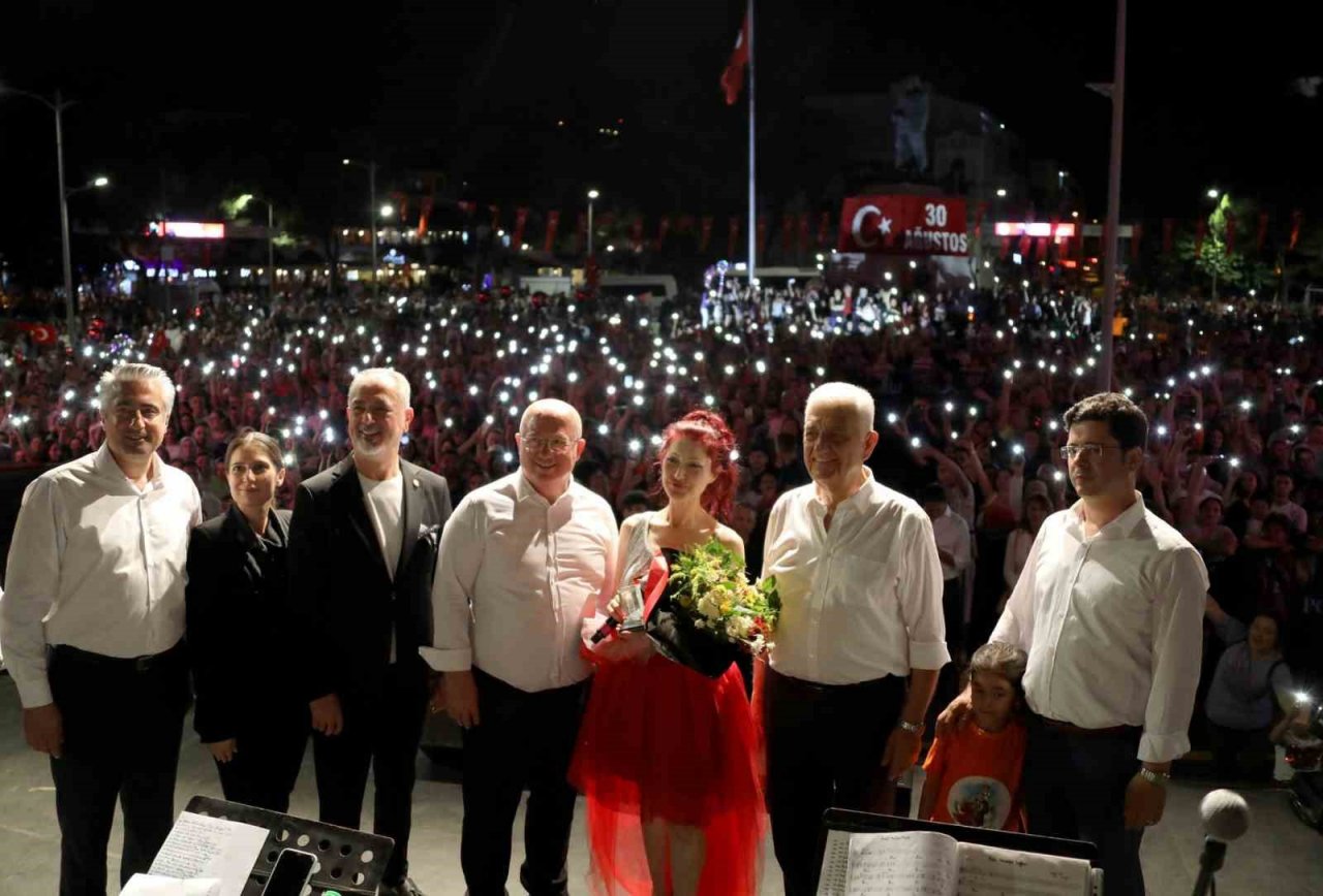 Menteşe’deki konser yoğun ilgi gördü