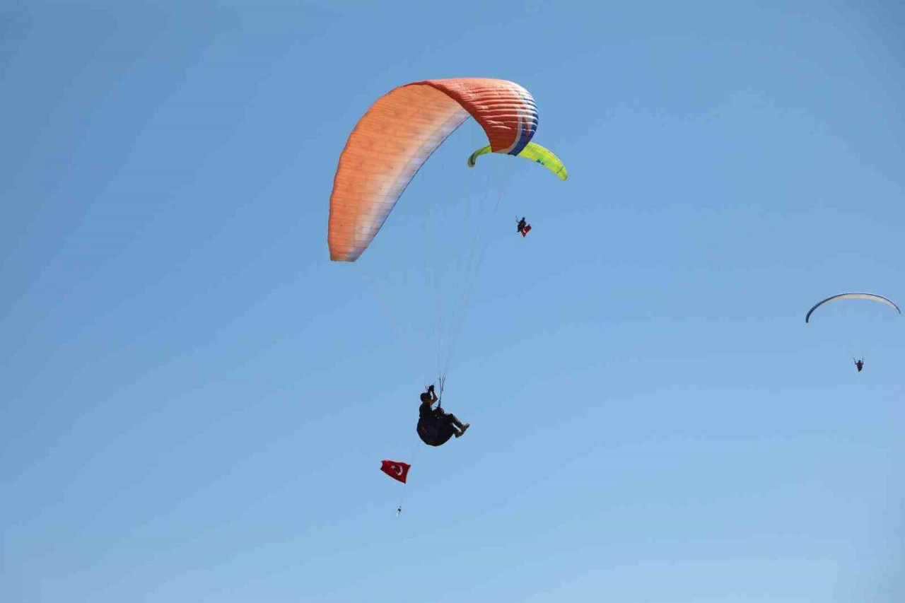 Paraşütçülerden “Saygı Uçuşu”