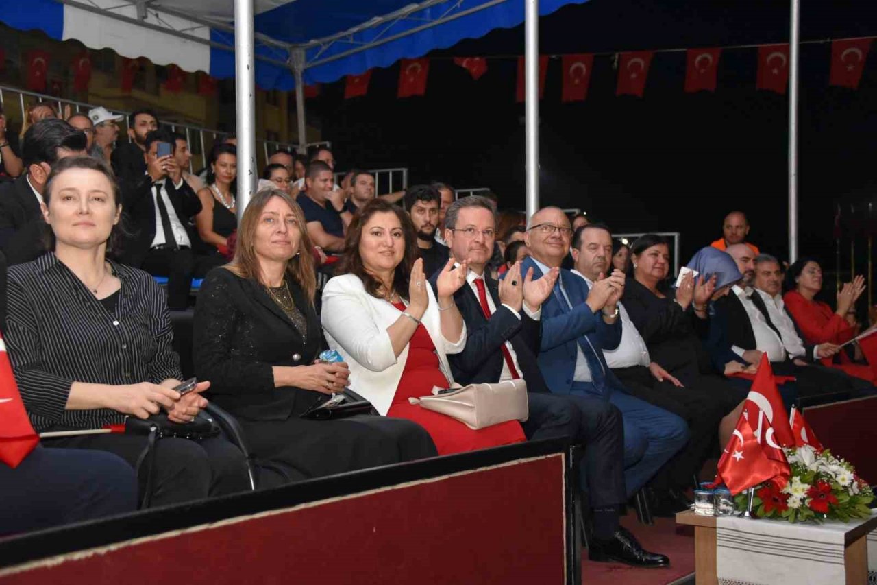 Manisa’da Zafer Bayramı coşkusu akşam da devam etti