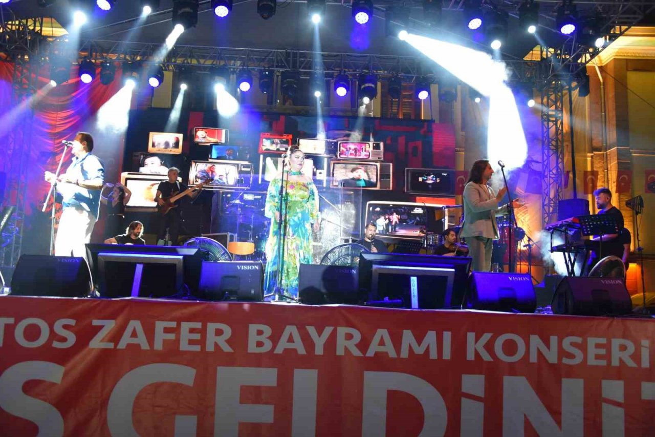 Manisa’da Zafer Bayramı coşkusu akşam da devam etti