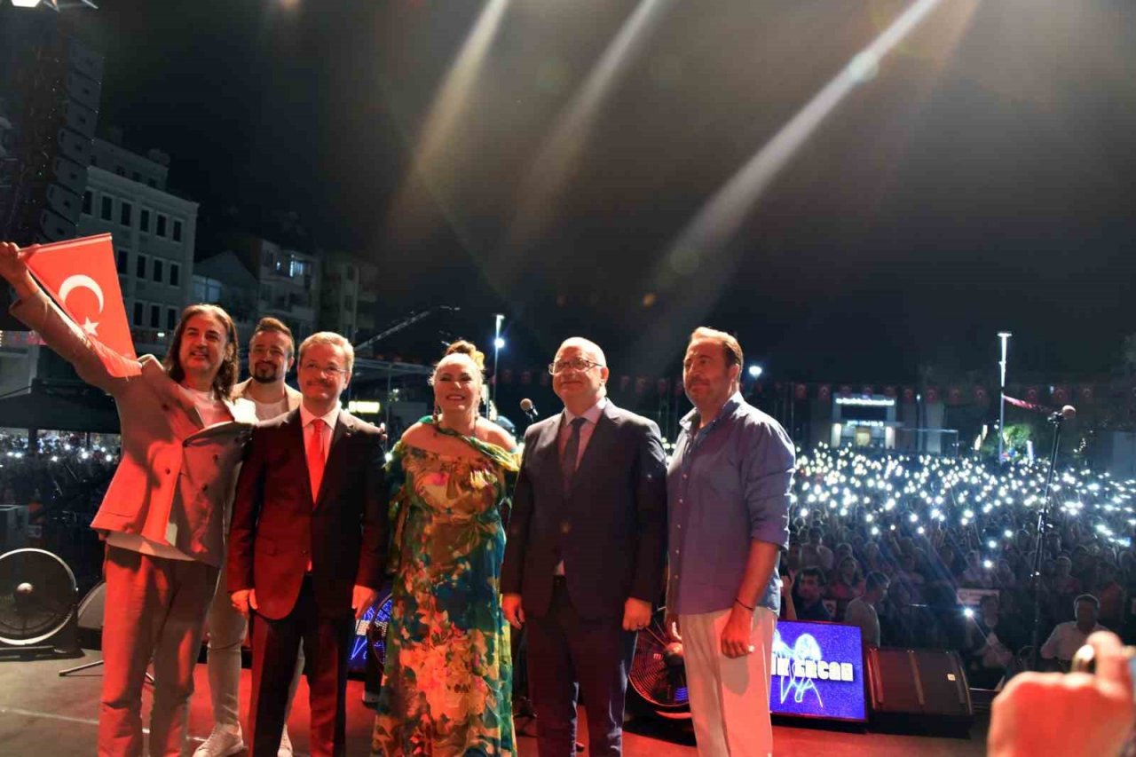 Manisa’da Zafer Bayramı coşkusu akşam da devam etti