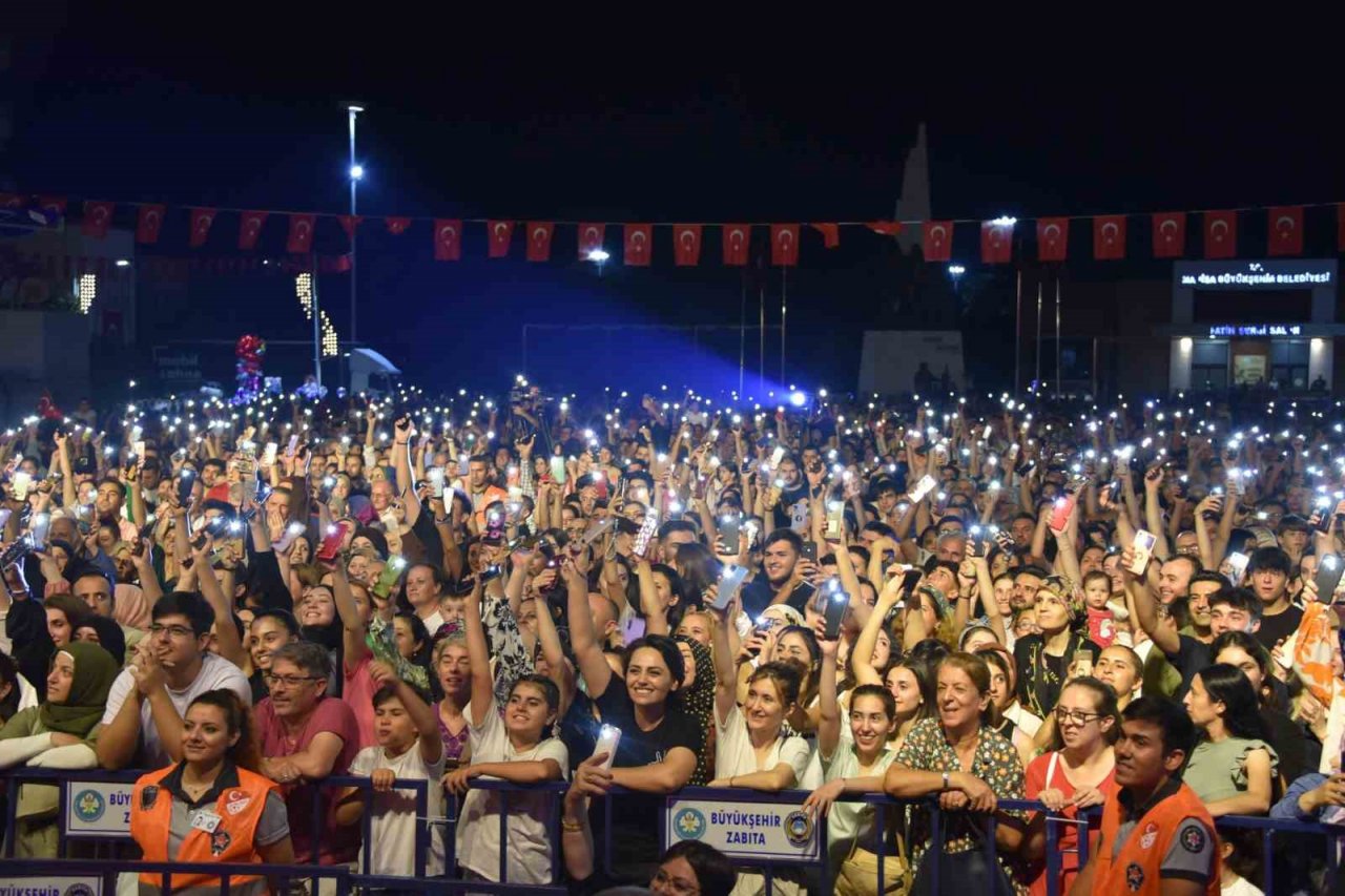 Manisa’da Zafer Bayramı coşkusu akşam da devam etti