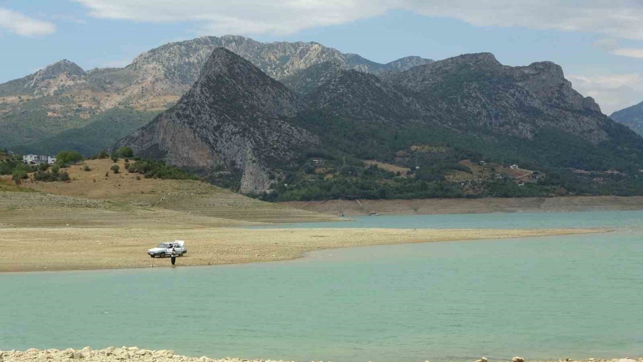 Kuraklığın vurduğu Kozan Barajı havadan görüntülendi