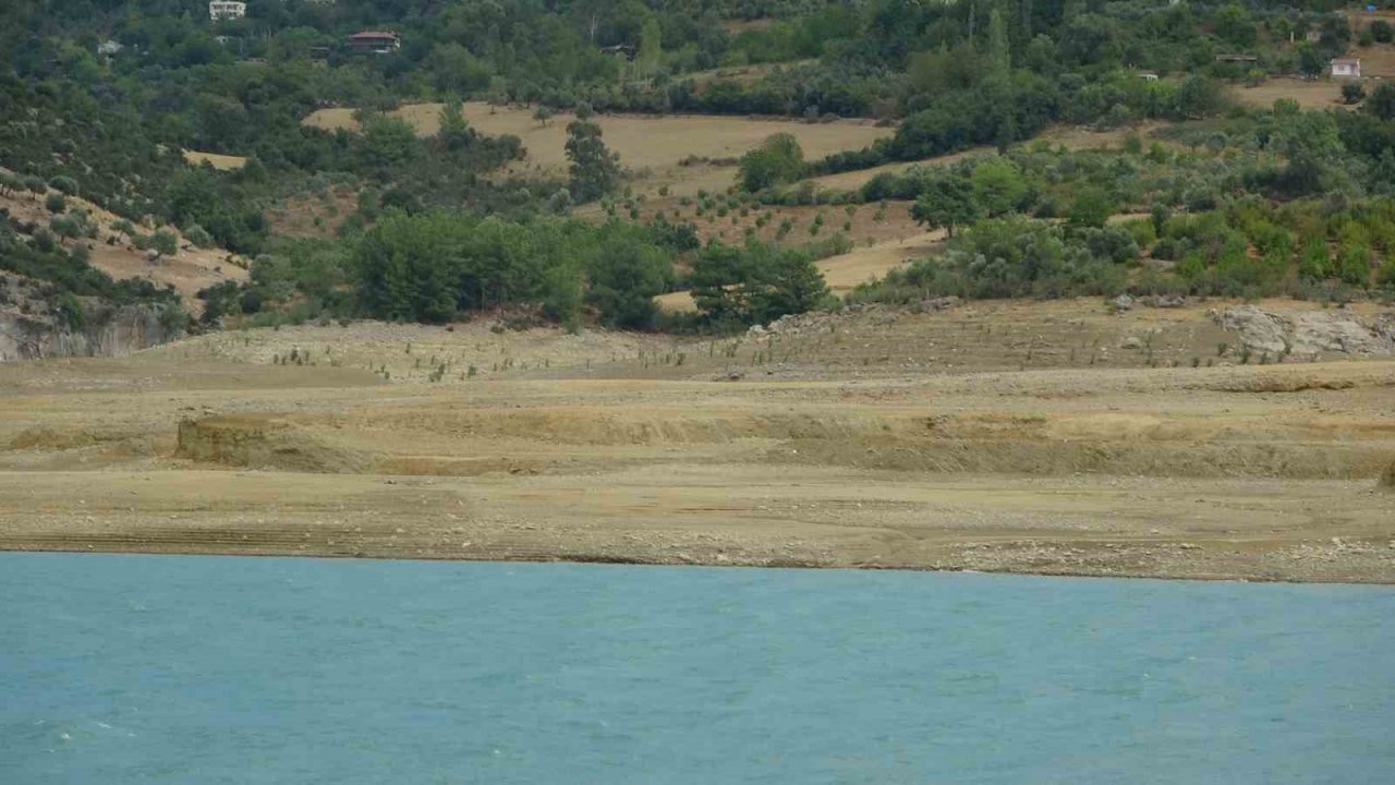 Kuraklığın vurduğu Kozan Barajı havadan görüntülendi