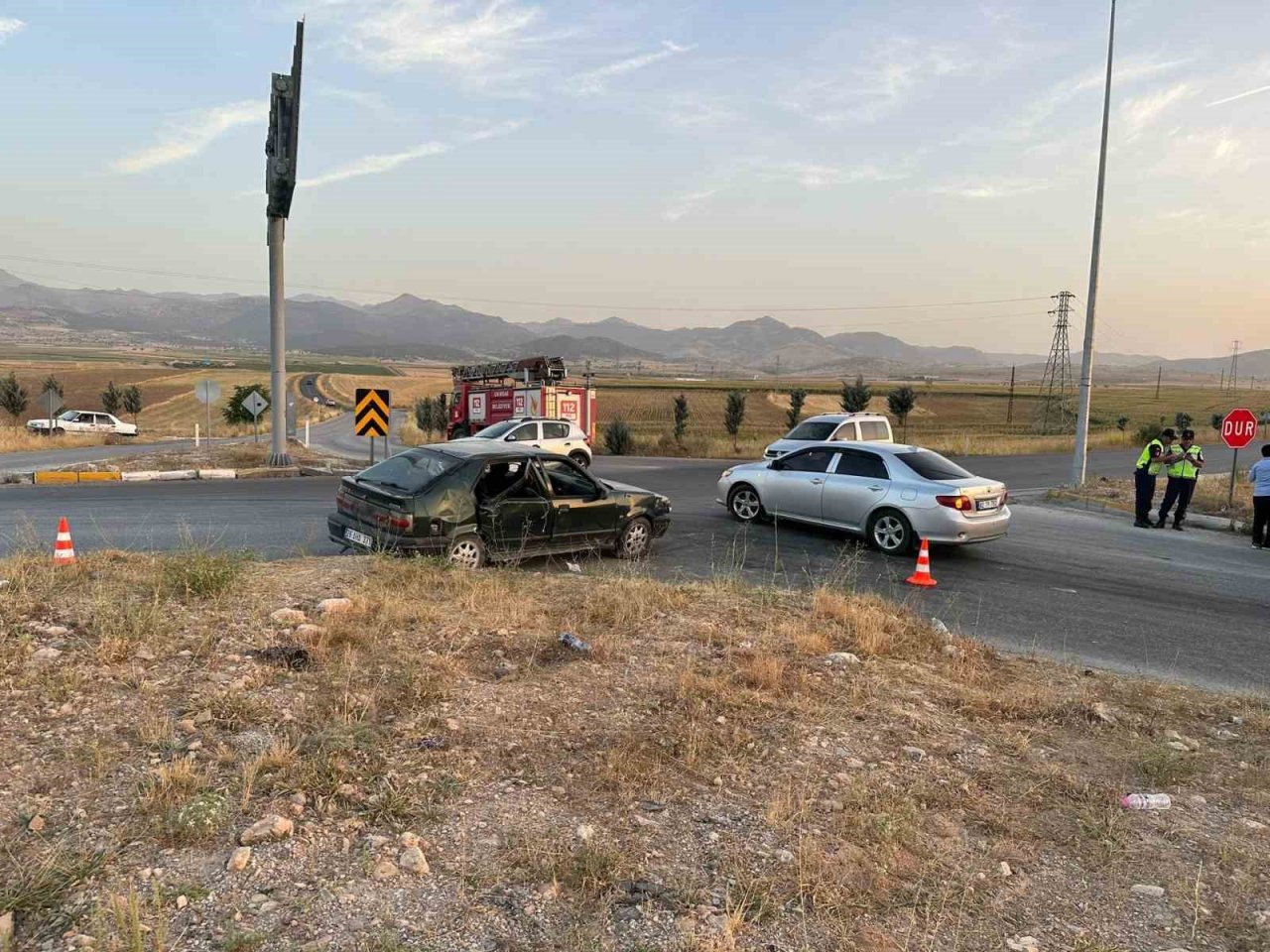 Kavşakta devrilen otomobilde 4 kişi yaralandı