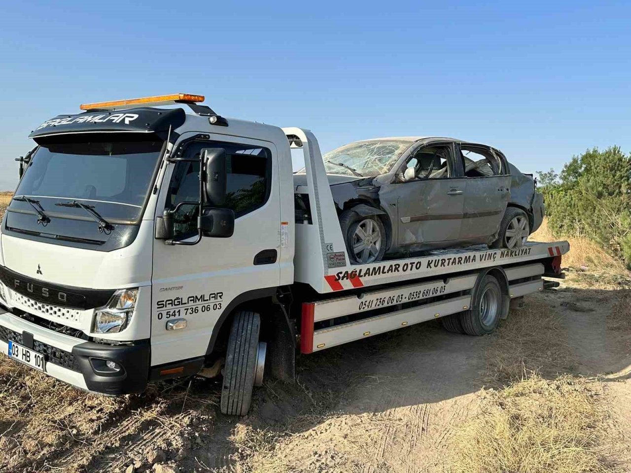 Şarampole girip ağaçlara çarpan otomobilde 4 kişi yaralandı