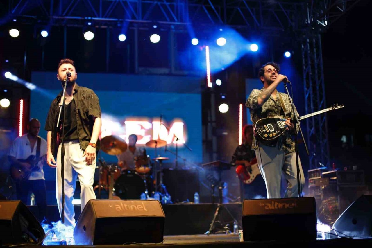 Altınova’da 30 Ağustos halk konserleriyle kutlandı