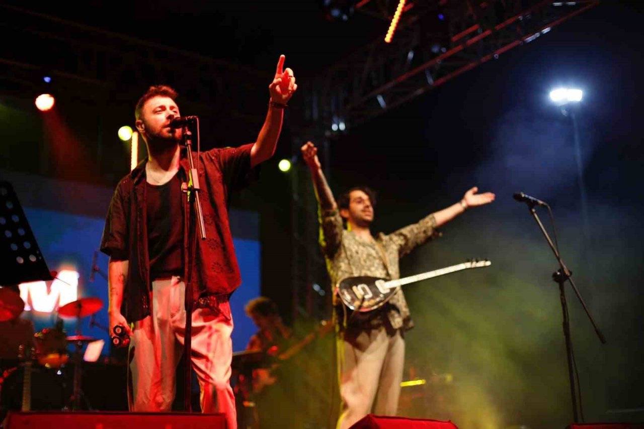 Altınova’da 30 Ağustos halk konserleriyle kutlandı