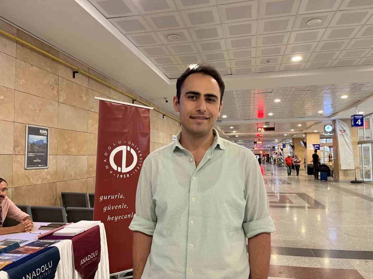 Eskişehir’e yeni ayak basan öğrencileri üniversite yetkilileri karşılıyor